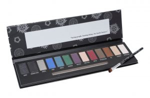 Răsfăţ cosmetic pentru fanii Supernatural – Paletă Farduri de Ochi Join the Hunt