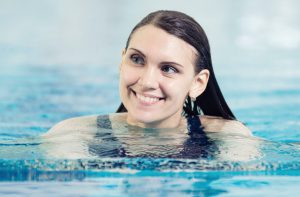 Cum vă protejați părul la piscină? Urmați aceste sfaturi simple pentru îngrijirea părului împotriva clorului